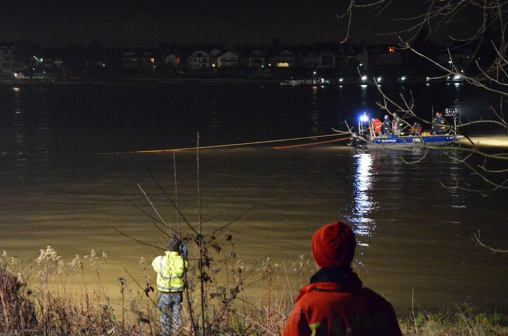 Einsatz BF Koeln PKW im Rhein Mondorf Hersel P115.JPG